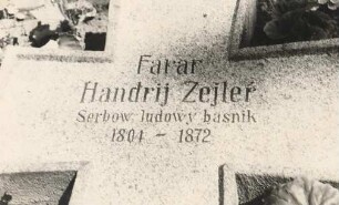Grabkreuz des sorbischen Dichters und Pfarrers in Lohsa Handrij Zejler (Andreas Seiler) : Narowny křiž za Handrija Zejlerja we Łazu
