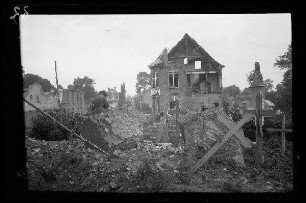 [Esen (Belgien)]: zerstörter Friedhof, im Hintergrund Ruine des [Hotels "Aux trois Rois"]