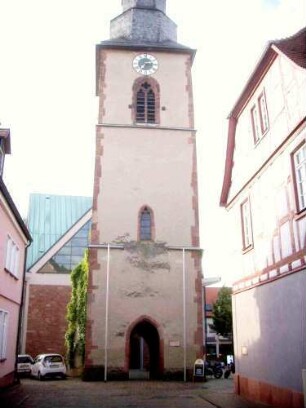 Stadtkirche-Kirchturm von Südosten (Untergeschoß 14 Jh auf Romanischem Vorgänger - Obergeschoß Spätgotisch-Glockengeschoß im 18 Jh überarbeitet) mit Strebepfieler am unteren Geschoß