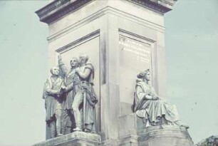 Unabhängigkeitsdenkmal : Zweiter Weltkrieg. Niederlande unter deutscher Besatzung. Den Haag. Unabhängigkeitsdenkmal (1863-1869; J. Jaquet). Sockel mit Figurengruppe und weiblicher allegorischer Sitzfigur