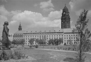 Dresden. Rathaus, im Vordergrund die Skulptur "Trümmerfrau" von Walter Reinhold auf der Freifläche am nordöstlichen Ende der Prager Straße