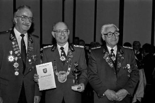 Ostring: Schießsportanlage: Schützenverein Ahrensburg: Seniorenschießen: Ahrensburger Schützen mit der Urkunde und dem Pokal für ihren ersten Platz in der Mannschaftswertung der Herren (55- bis 65-jährige)