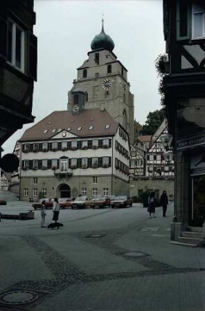 Herrenberg: Stiftskirche hinter Fachwerkhäusern