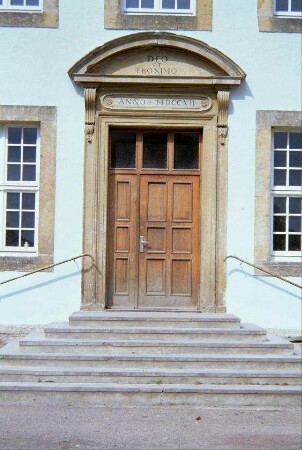 Eingangsportal des Waisenhauses; Leitspruch und Jahreszahl 1712