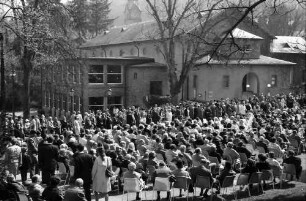 Badenweiler: Publikum beim Kurkonzert, Hintergrund Kurhaus