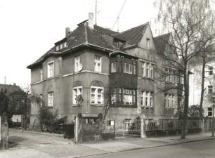 Dresden-Trachau, Wilder-Mann-Straße 25 c/d. Doppelwohnhaus (um 1910). Straßenansicht mit Einfriedung