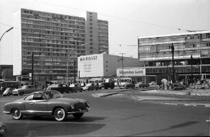 Berlin: Hochhaus mit Kino am Zoo; von der Gedächtniskirche aus