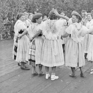 Kulturfest nach der Grundsteinlegung in Briesen. Junge Frauen in festlicher Spreewaldtracht. : Kulturny swjedźeń po połoženju zakładneho kamjenja w Brjazynje. Młode žony w Błótowskej swjedźenskej drasće.