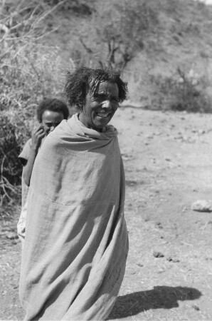 Eine Person der Arsi-Oromo : Eine ältere Person der Arsi-Oromo, hinter ihr ein Junge