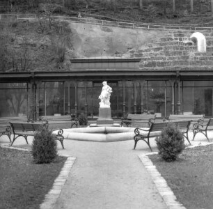 Nymphe : Hölbe, Rudolph. Nymphe. Marmor. Dresden, 1895. Bad Schandau, Kurgarten, bei der Trinkhalle