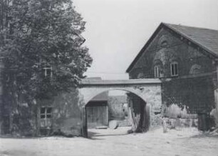 Tor eines Bauernhofes in Säuritz : Bauwesen - Tore. Ort: Žuricy / Säuritz. Bogentor zwischen zwei Gebäuden.