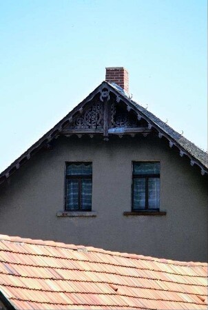 Gasthaus: Giebeldreieck mit Schnitzwerk