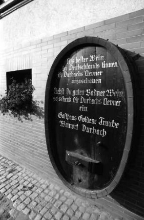 Durbach: Eingebaute Weinfässer mit Aufschriften