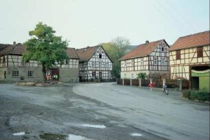 Dorfplatz, angrenzende Gehöfte