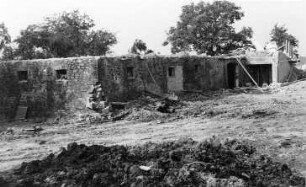 Neschwitz-Saritsch. Ehem. Windmühlengehöft, Kuhstall, Ruine