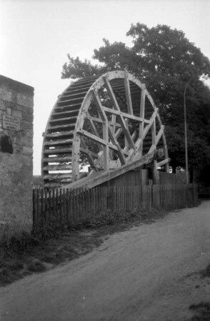 Bad Nauheim-Schwalheim. "Großes Rad" (Wasserrad; Durchmesser 9,80 m; 1745-1748 erbaut). Straßenansicht