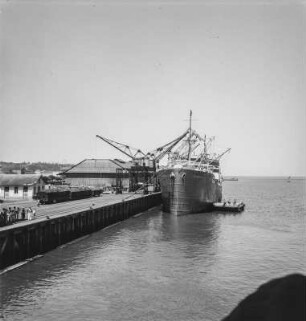 Hafen : Ein Schiff wird im Hafen von Maputo entladen