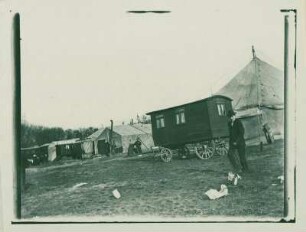 Schaustellerwagen und Zelte