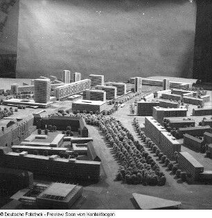 Weiterführung Aufbau Zentrum, diverse Modelle; Modell Rathaus; Modell Altmarkt, Prager Straße; Modell Pirnaischer Platz; Modell Fernsehturm