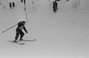 Pioniere beim Wettkampf im Skislalom : Teilnehmer bei der Abfahrt