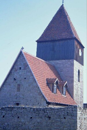 Dorfkirche St. Crucis: oberer Teil Wehrmauer, Langhausdach und Turm