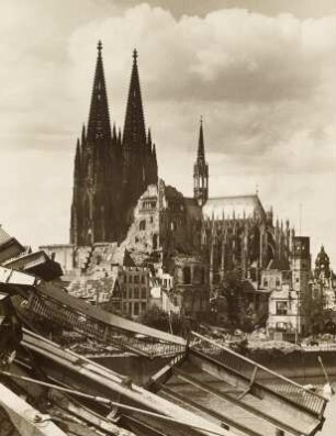 Köln, Brückentrümmer von Deutz aus gesehen auf Groß St. Martin und Dom