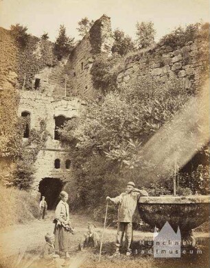 Studien vom Heidelberger Schloss und anderen Ruinen: Teil der Ruine Hardenburg mit Brunnenschale, Gesträuch und Staffagen