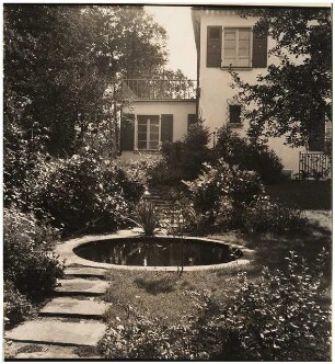 Garten Suidter, Luzern: Blick über rundes Wasserbecken zum Haus