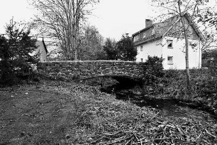 Brücke über den Schwarzbach (Brücke); Grebenhain, Mühlweg (vor. Nr. 43)