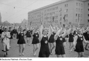 Sportlerinnen während einer Parade auf der Straße der III. Weltfestspiele (heutige Jahnallee)