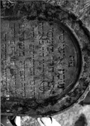 Grabstein 261 (Index: 100108472) Material: Sandstein Zustand: sehr schlecht, stark verwittert, unteres Viertel unter der Erde Maße HxBxT: 80x66x13 cm: Grabstein 261A