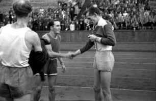 Berlin: Olympiastadion; Glückwunsch für den Läufer