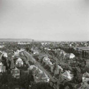 Blick vom Turm der Lukaskirche über die Egon-Erwin-Kisch-Straße, Beutlerpark und Christuskirche zum Borsberg (355 m)