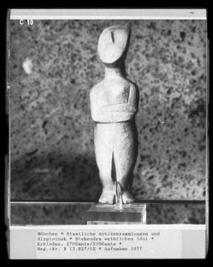 Stehendes weibliches Idol