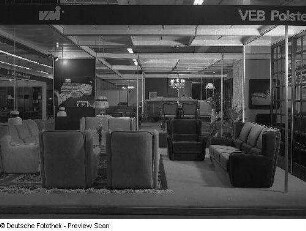 Ausstellungskojen mit Wohnzimmermöbeln aus dem VEB Polstermöbelkombinat Oelsa-Rabenau