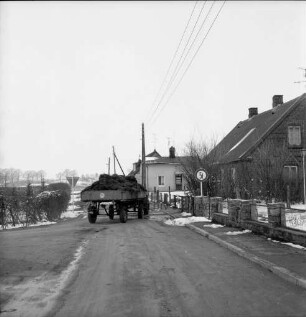 Redder: ausgebauter Wirtschaftsweg Richtung Pasewerk mit landwirtschaftlichem Fuhrwerk: rechts Häuser: Winter
