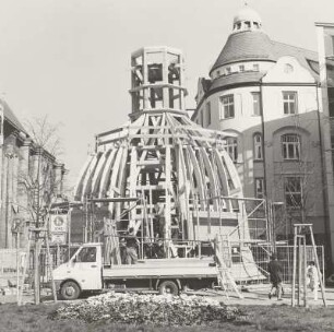 Aufstellung der Turmhaube (offene Holzkonstruktion) der Stadtkirche