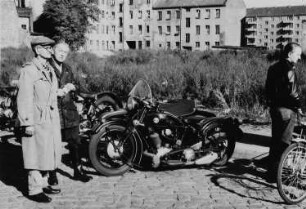 Oldtimer und Zuschauer auf der 1. KFZ-Veteranen-Ralley