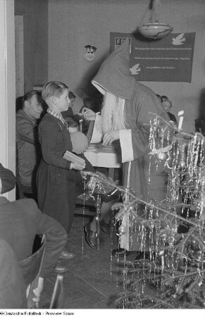 Weihnachtsmann während der Bescherung