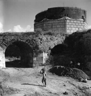 Capua. Torri dell'Arco Federico II (um 1239). Brücke über den Burggraben