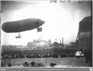 Internationale Luftschiffahrt-Ausstellung (ILA): Luftschiff Parsevall beim Landeanflug, im Hintergrund Festhalle