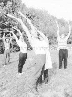 Gymnastikstunde im Silikose-Sanatorium für Bergarbeiter in Thüringen