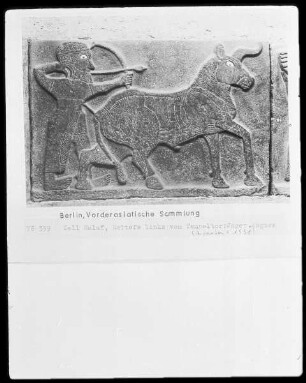 Jäger und Stier (Reliefs links vom Tempeltor)