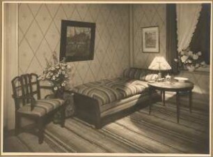 Landhaus Dingler (?), München-Solln Inneneinrichtung: Wohnraum Chaiselongue mit Teetisch am Fenster