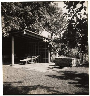 Garten Baensch, Magdeburg: Gartenhaus und Brunnen