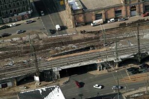 Ersatzneubau der Eisenbahnbrücke über die Schweriner Straße. Luftbild-Schrägaufnahme von Südsüdost mit Abzweig zum Rangierbahnhof Dresden-Friedrichstadt : Dresden. Ersatzneubau der Eisenbahnbrücke über die Schweriner Straße. Luftbild-Schrägaufnahme von Südsüdost mit Abzweig zum Rangierbahnhof Dresden-Friedrichstadt