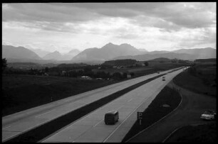 Strass: Autobahn Salzburg-Mondsee, Blick von der Brücke ins Salzachtal, bei Strass