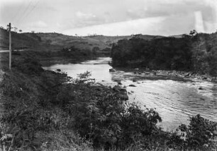 Flusslauf : Der Lauf eines Flusses in Brasilien. Rechts dichter Uferwald, links steiniges Ufer mit Gras- und Buschbewuchs.