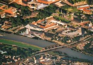 Dresden-Altstadt. Stadtansicht zwischen Ostraallee, Könneritzstraße und Terrassenufer gegen die Marienbrücke (Eisenbahn- und Straßenbrücke über die Elbe). Luftbild-Schrägaufnahme von Süden