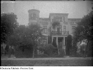 Wohnhaus, Straßenansicht mit Freitreppe und Gartentor